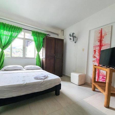 Hostal La Mercedes Street Cali Buitenkant foto