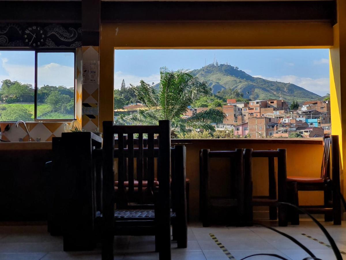 Hostal La Mercedes Street Cali Buitenkant foto